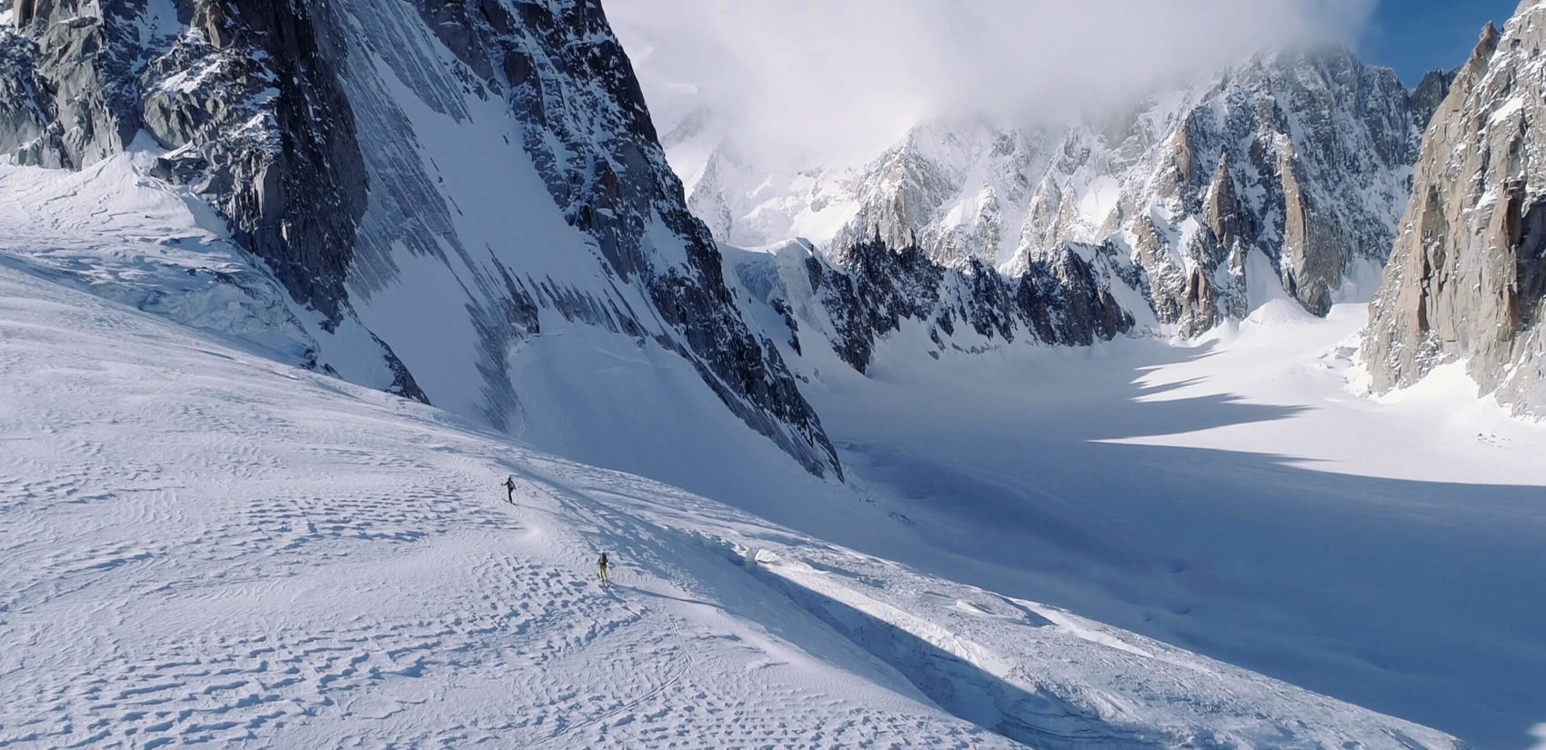 2 skieurs montent en ski de rando à la pointe d'Helbronner, Mont Blanc, plan d'ensemble vue en drone