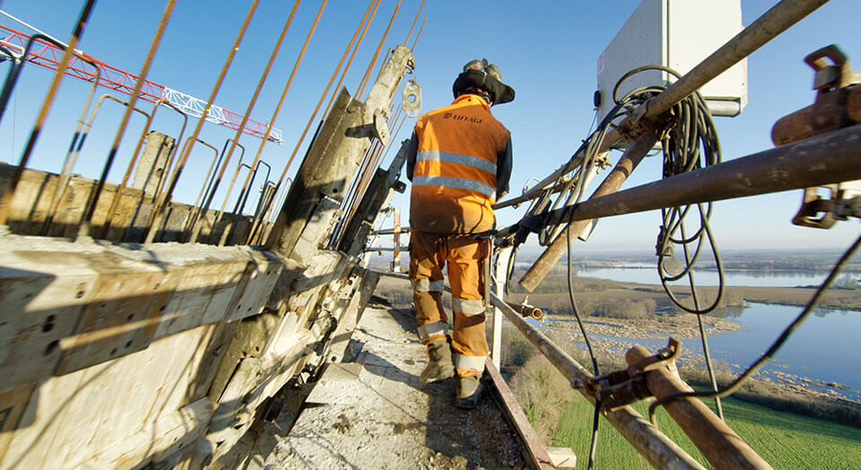 Ouvrier intervenant sur le chateau d'eau