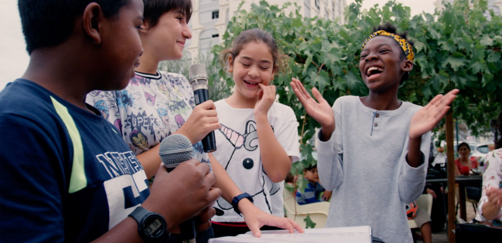 enfants chantent dans un quartier à Lyon