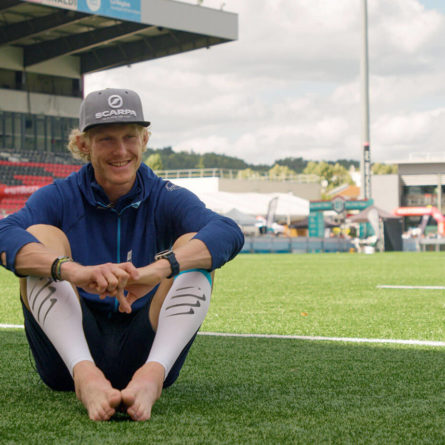 Grégoire curmer assis pour une interview dans un stade