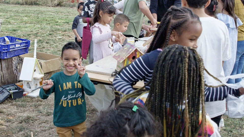 Enfant lors de l'inauguration de la place de Felipe Arturo