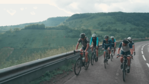 Passage dans le Cerdon avec le peloton final